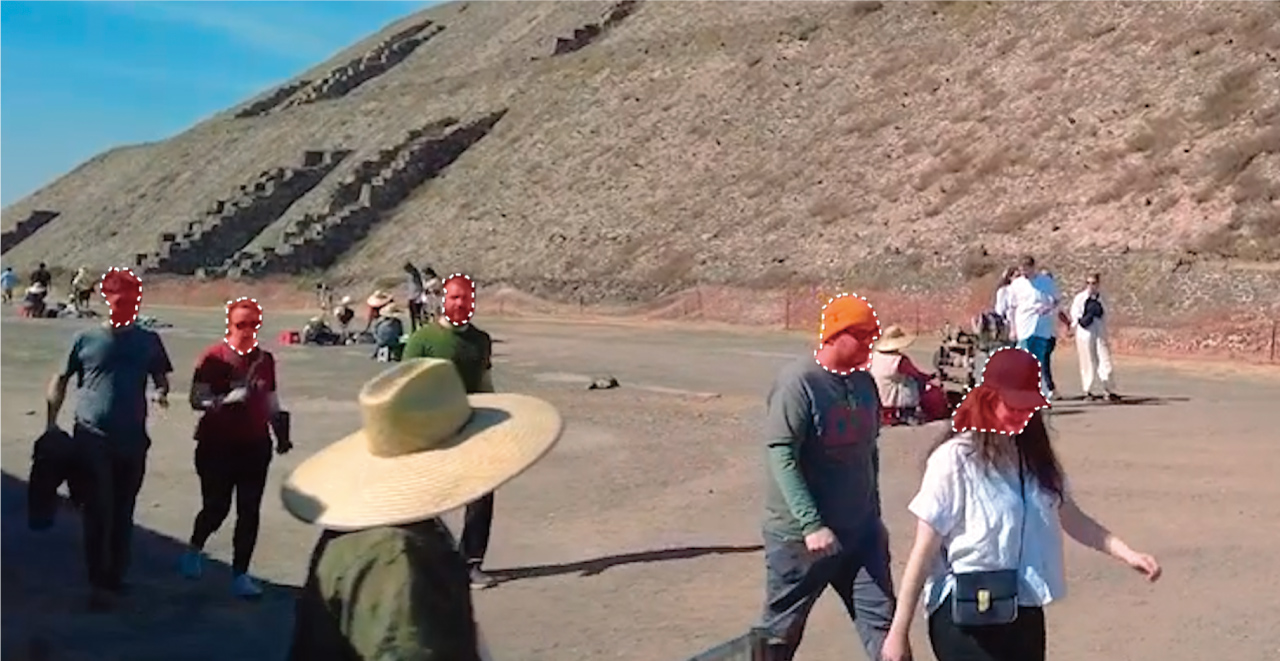 周囲の人物の顔にモザイク